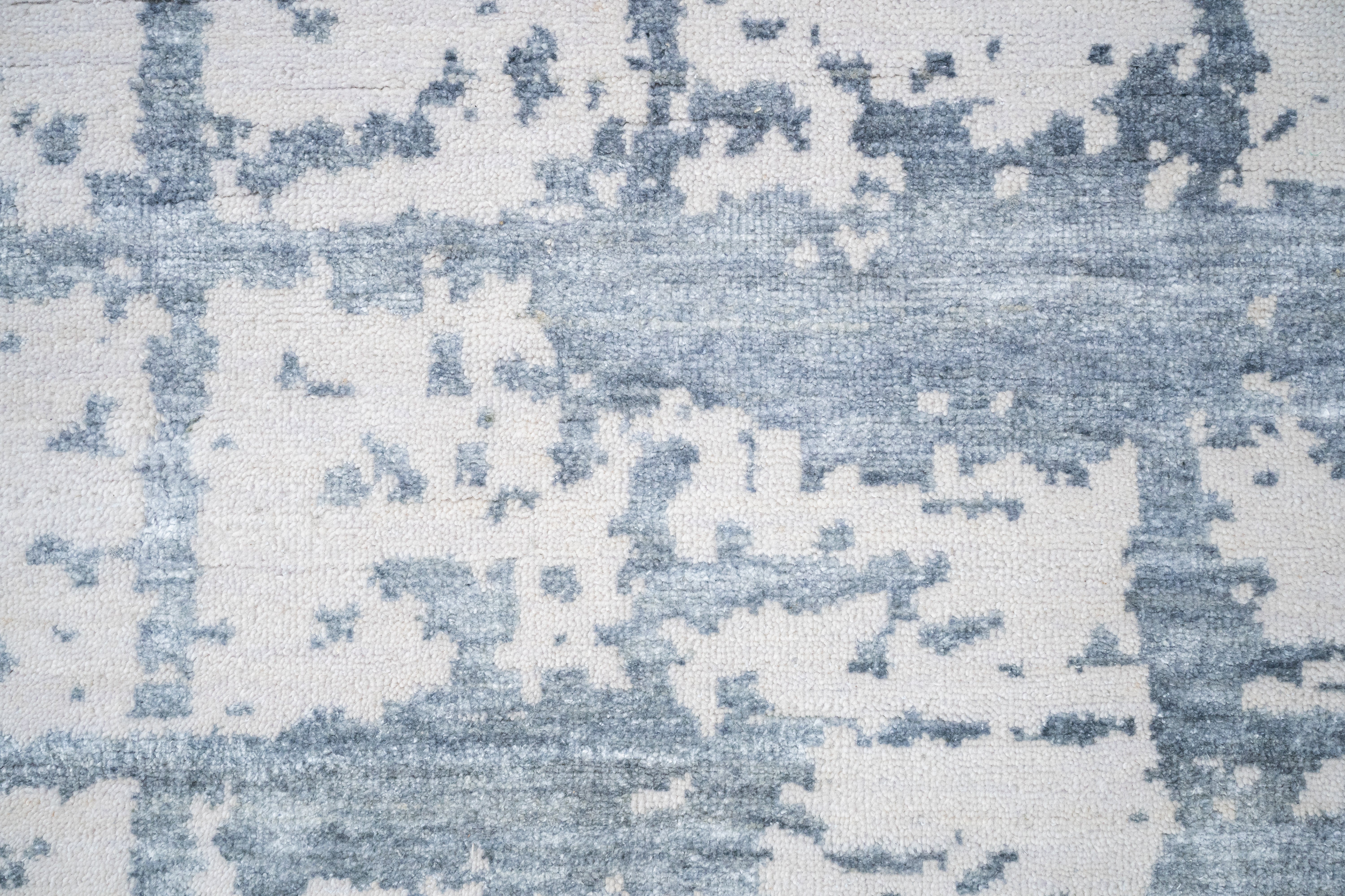 Handknotted Carpet, DIA- 975 CHECK, Platinum & AuroMetalSaurus